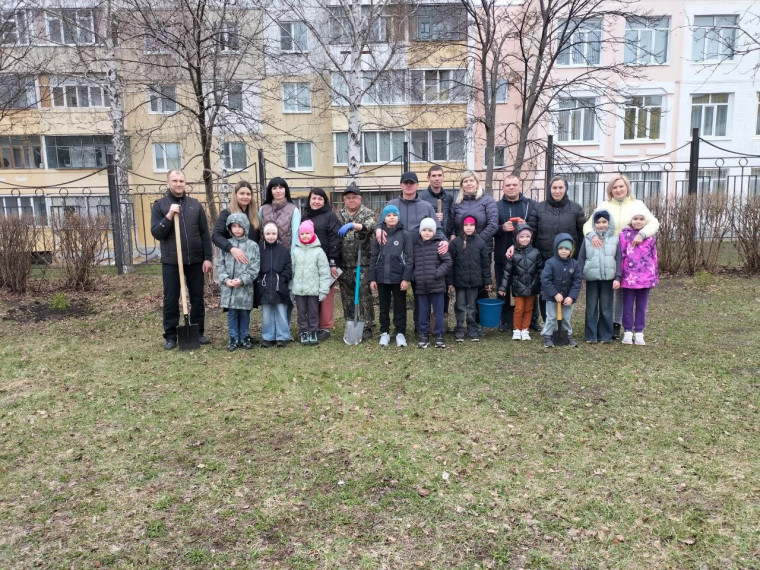 Озеленение школы: Вклад 1 В класса в 80-летие Победы.